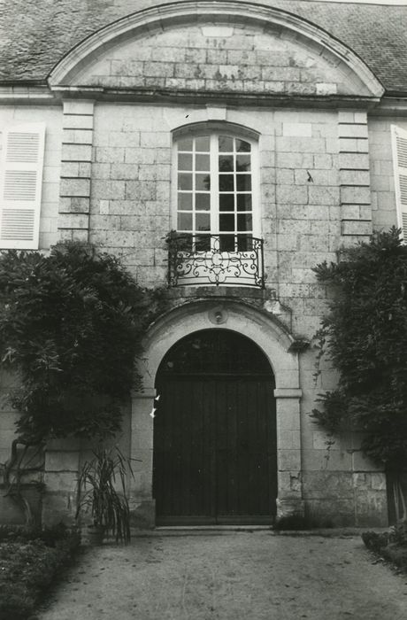 Manoir de la Plâterie : Façade sud, porte d’accès axiale, vue générale