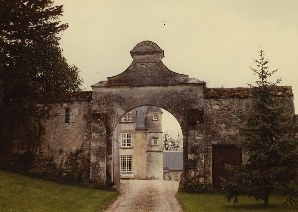 Château de la Côte : Porche d’accès sud, élévation sud, vue générale