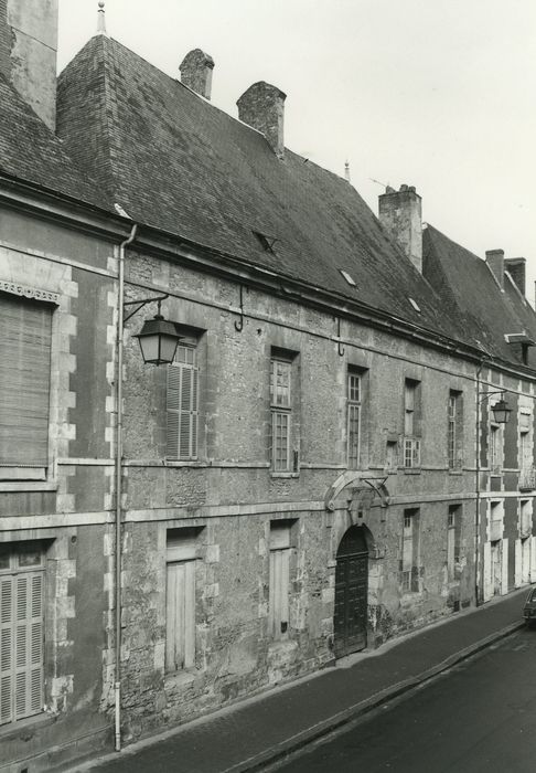 Maison ou hôtel : Façade sur rue, vue générale