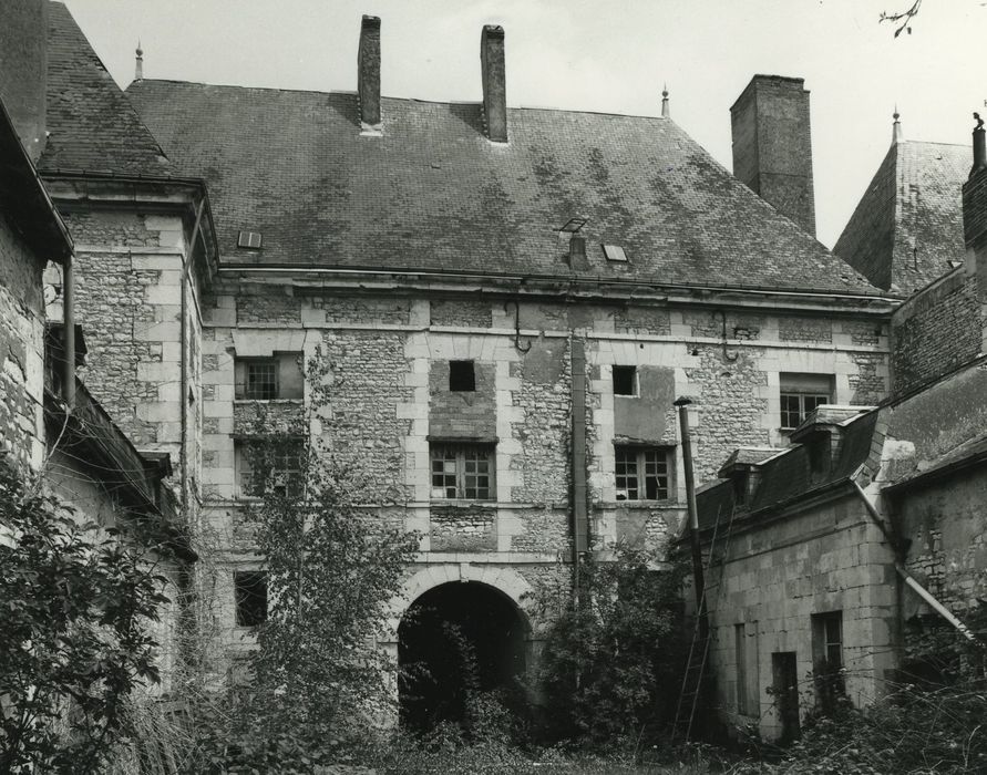 Maison ou hôtel : Façade sur cour, vue générale