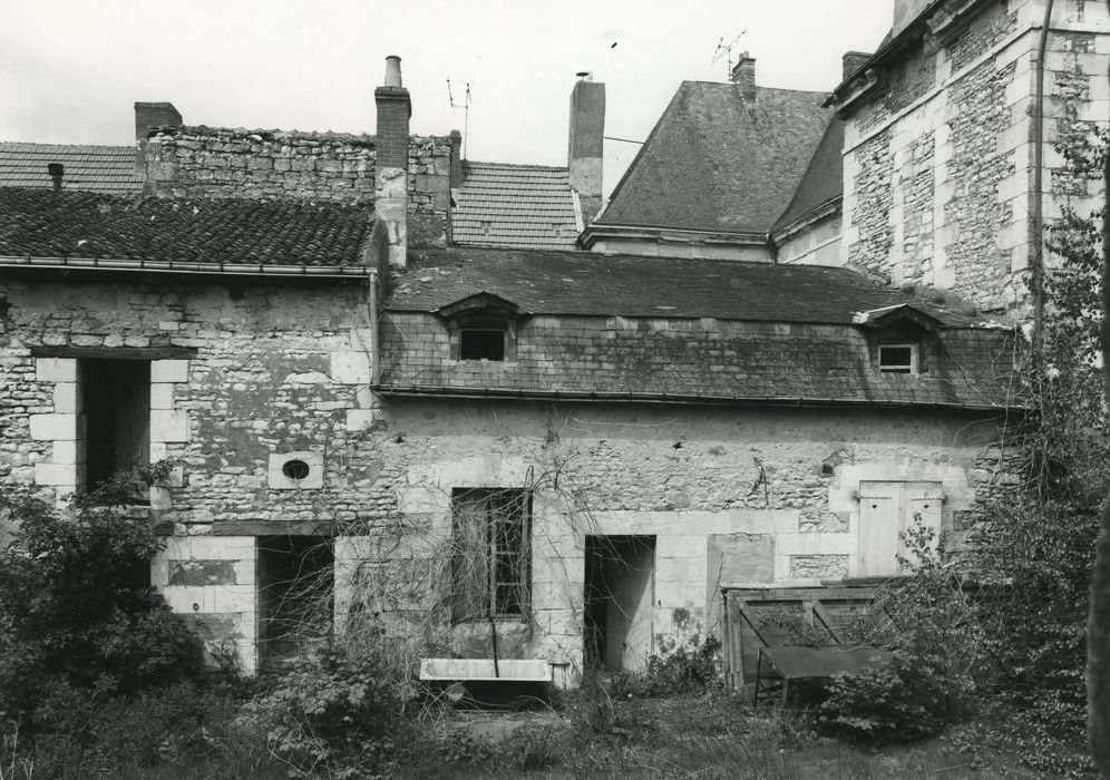 Maison ou hôtel : Cour intérieure, bâtiments latéraux, vue partielle