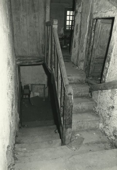 Maison ou hôtel : Escalier, vue partielle