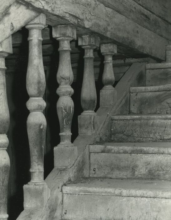 Maison ou hôtel : Escalier, détail de la rampe