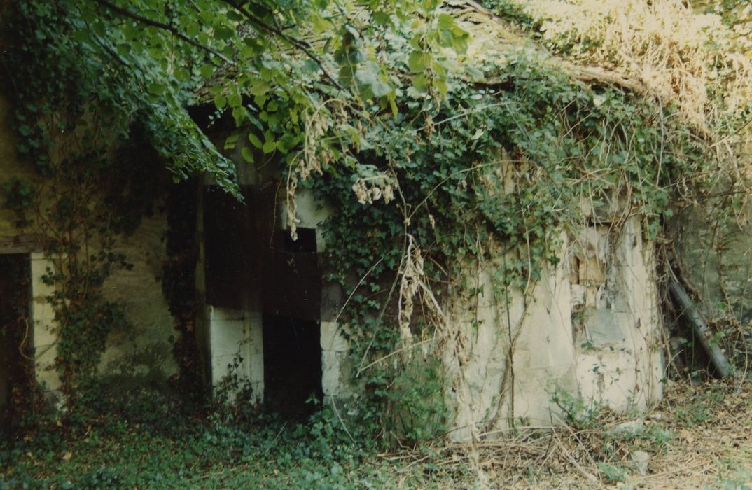 Maison ou hôtel : Cour intérieure, four, vue générale