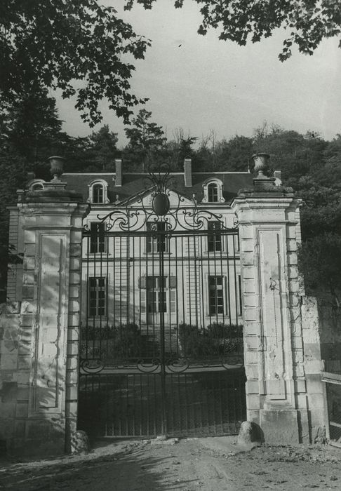 Château de l'Olivier : grilles d’accès sud, vue générale