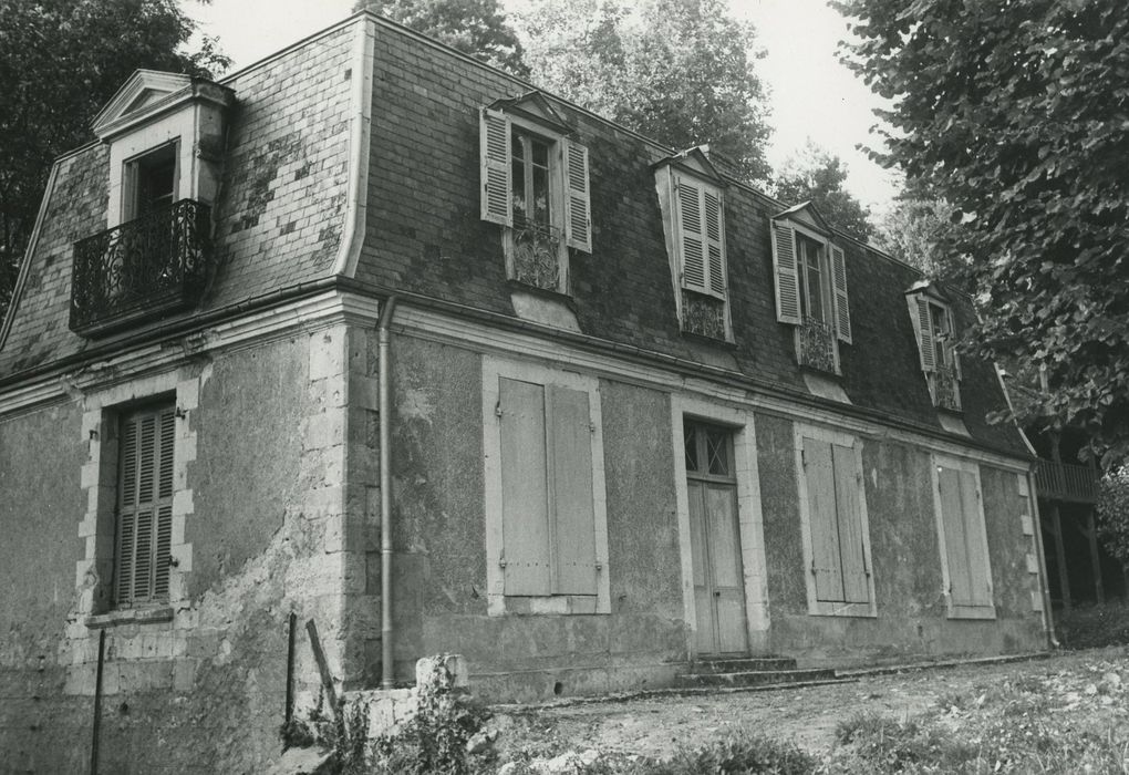 Château de l'Olivier : Communs, façades sud- est, vue générale