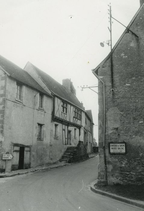 Ancienne auberge à pans de bois : Vue générale de l’auberge dans son environnement