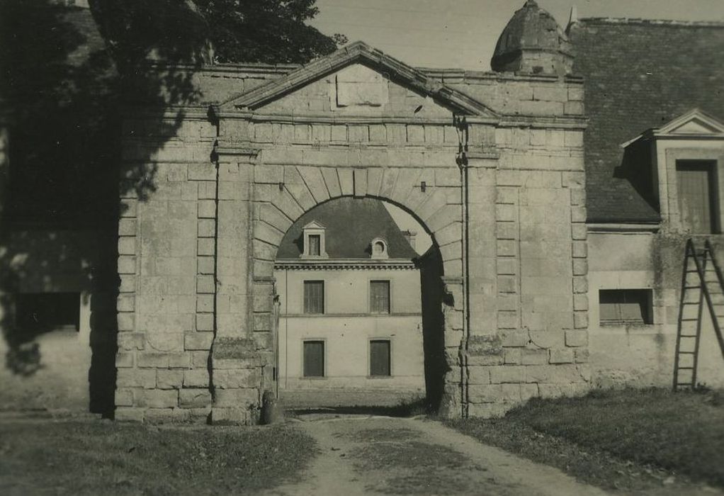 Château de la Chevrière : Porche d’accès ouest, élévation ouest, vue générale