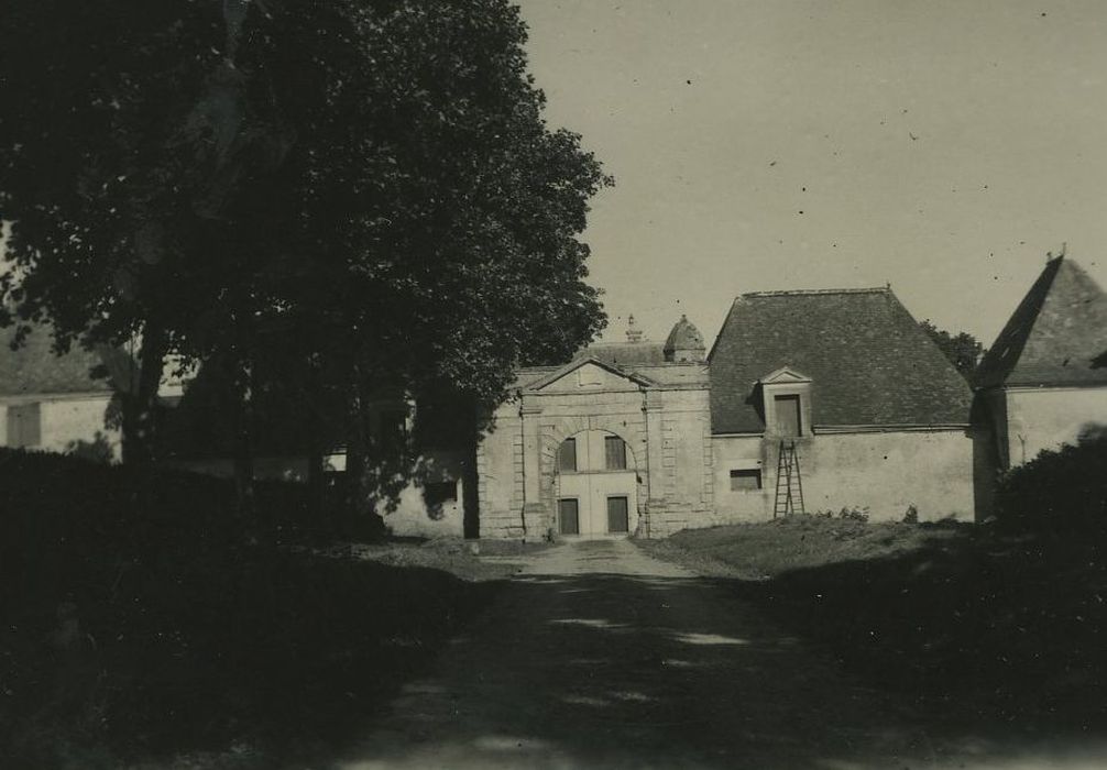 Château de la Chevrière : Ensemble ouest, vue partielle