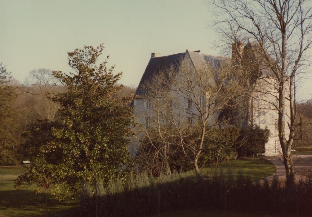 Château, actuellement Musée Balzac : Vue partielle du château dans son environnement 