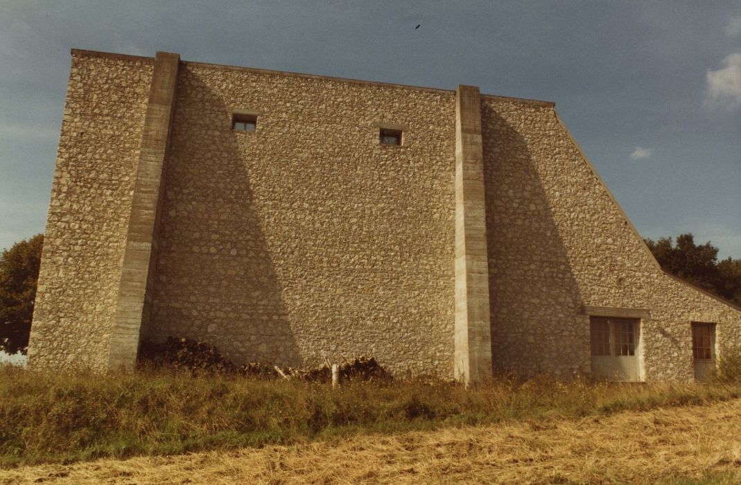 Propriété de Calder : Maison, façade est, vue générale