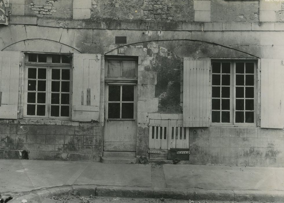 Maison : Façade antérieure, vue partielle