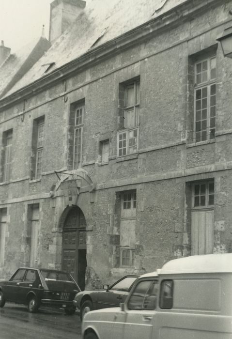 Maison ou hôtel : Façade sur rue, vue générale