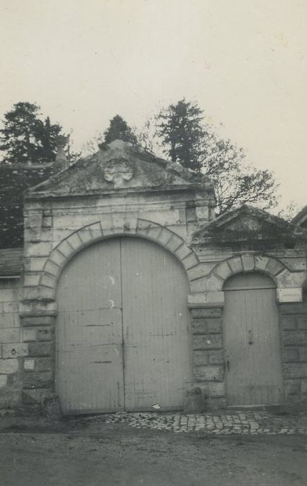 Manoir de la Grand'Cour : Portail d’accès est, élévation est, vue générale