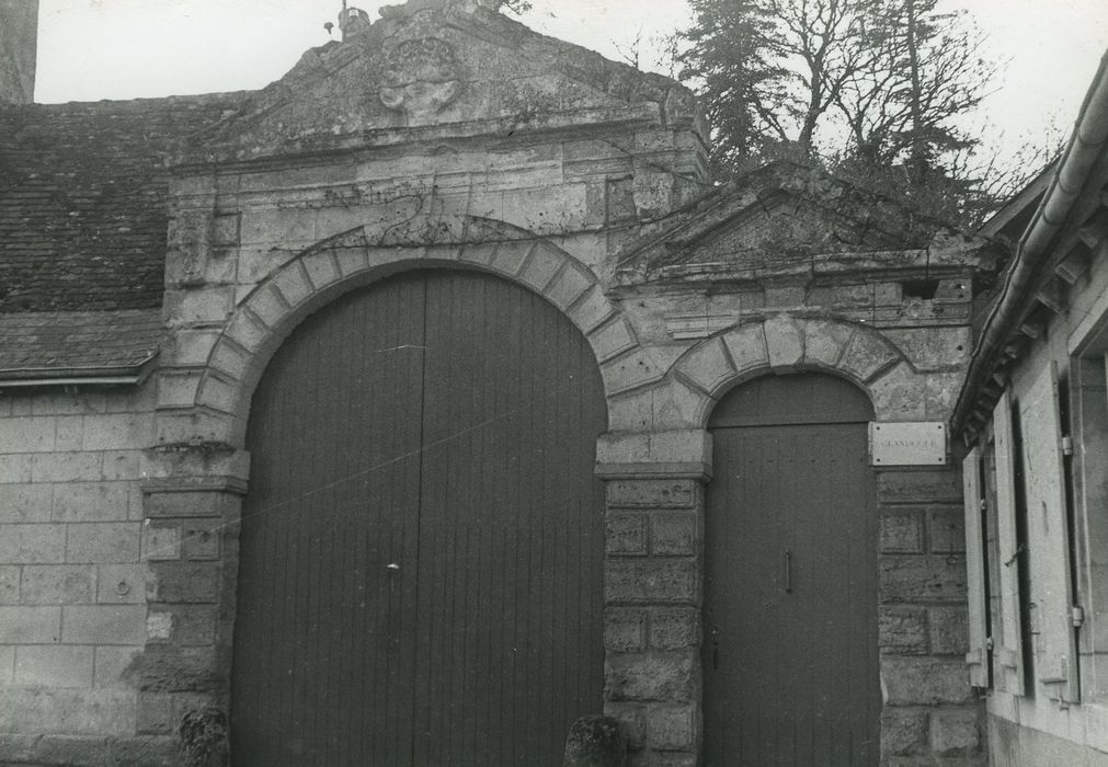 Manoir de la Grand'Cour : Portail d’accès est, élévation est, vue générale