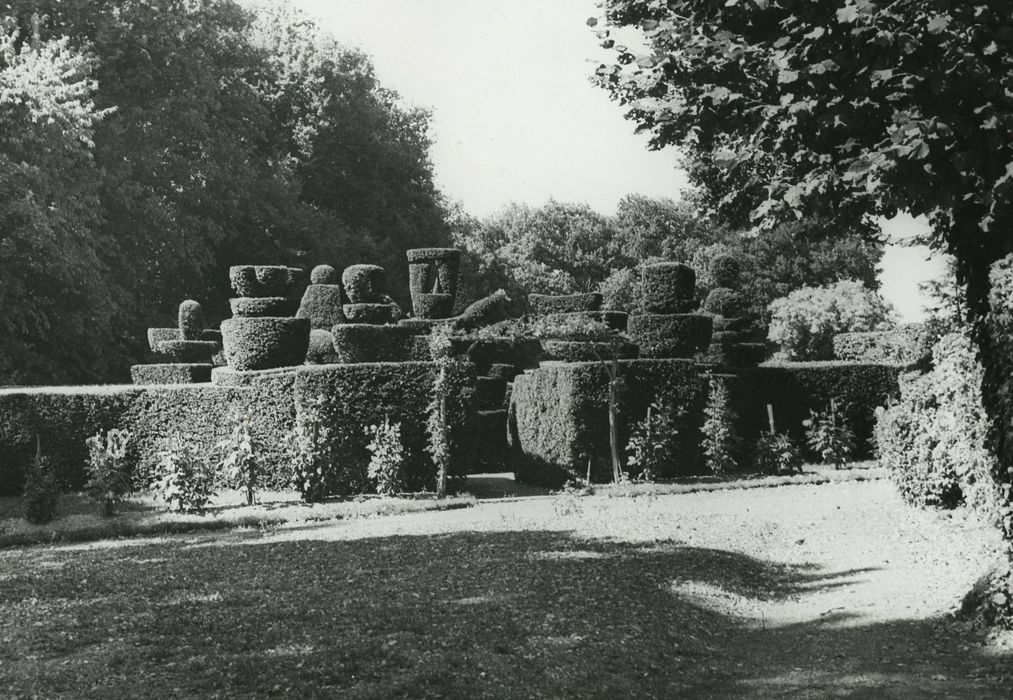 Manoir de la Grand'Cour : Jardins, massif de buis, vue partielle