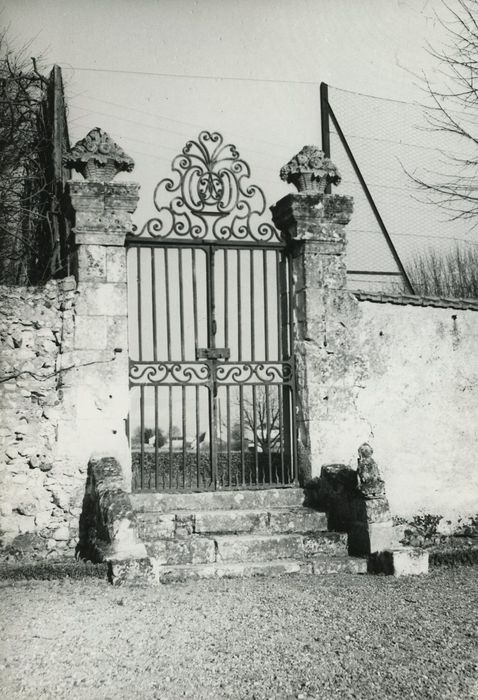 Manoir de La Gruette : Grille d’accès au jardin, vue générale