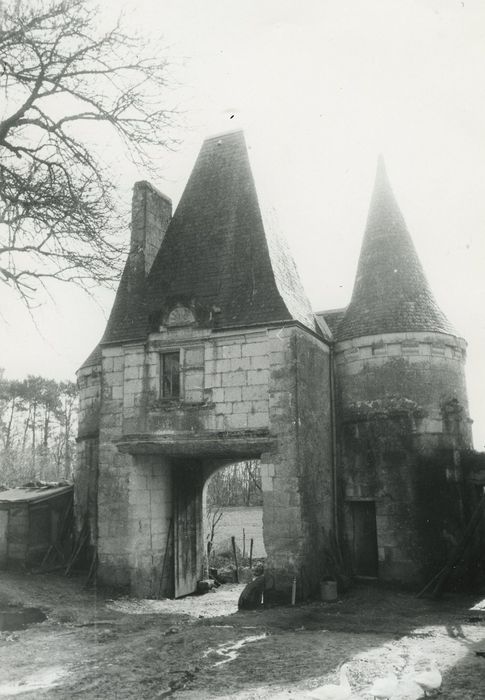 Ancien château de Montgauger (ou Mongoger) : Porterie, façade nord, vue générale