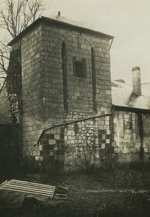 Ancien château : Ancienne tour d’accès, élévation sud-ouest, vue générale