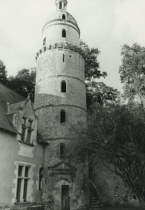 Château des Roches : Tour ronde, vue générale