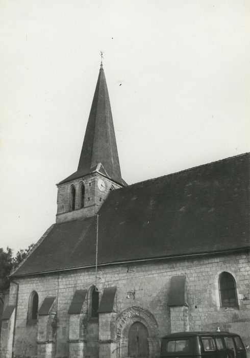 Eglise Saint-Gervais-Saint-Protais : Façade latérale sud, vue partielle