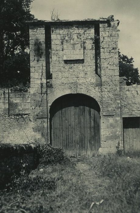 Restes de l'ancien château du Grand Launay : Portail d’accès, élévation ouest