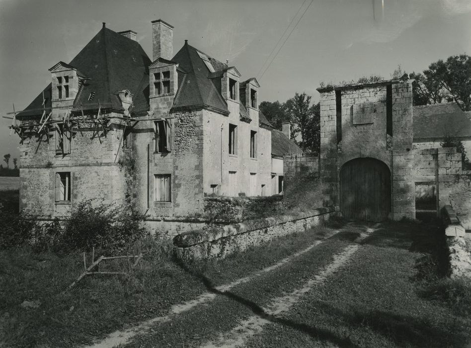 Restes de l'ancien château du Grand Launay : Ensemble sud, vue générale