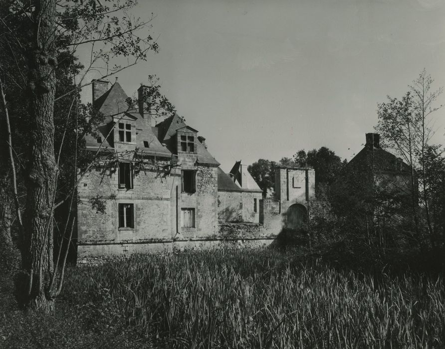 Restes de l'ancien château du Grand Launay : Ensemble sud, vue générale