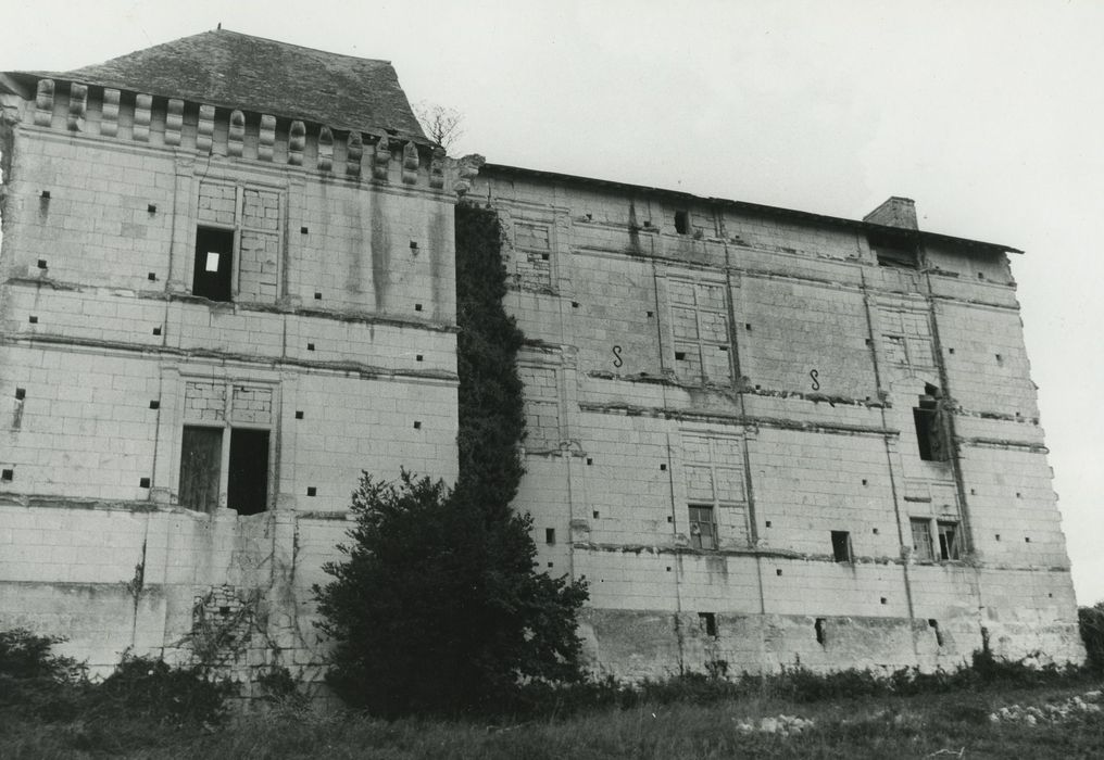 Château : Façade sud-est, vue générale