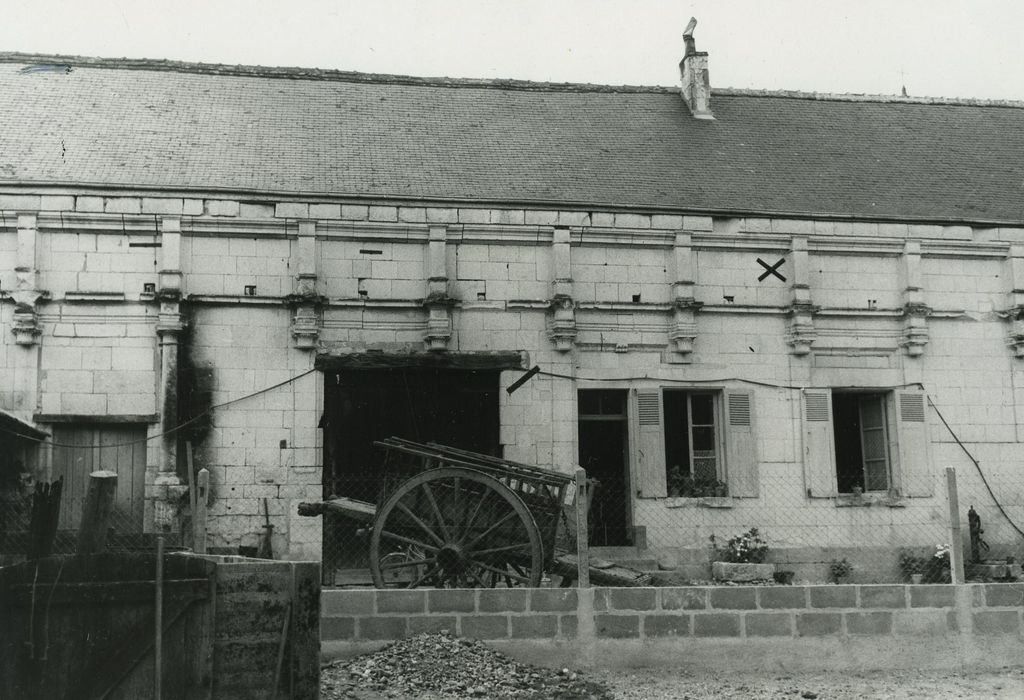 Château : Anciennes dépendances, façade sud-est, vue partielle