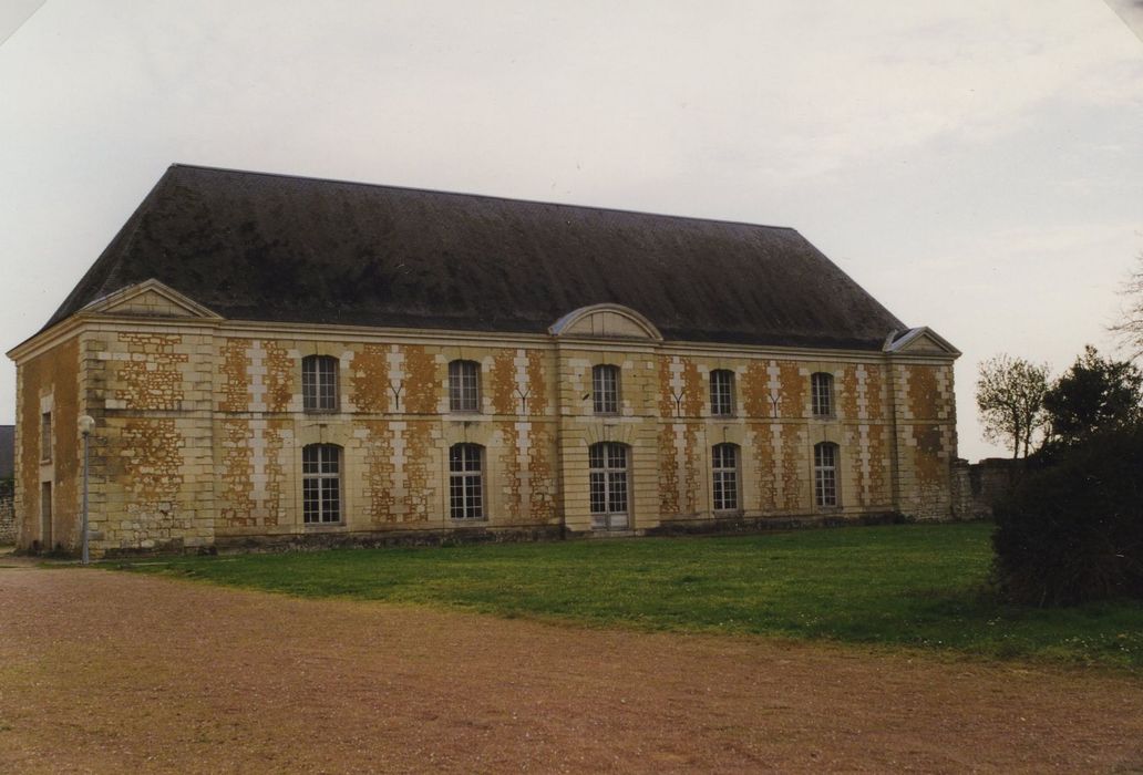 Domaine de Montpensier ou Coudray-Montpensier : Communs, façade nord, vue générale