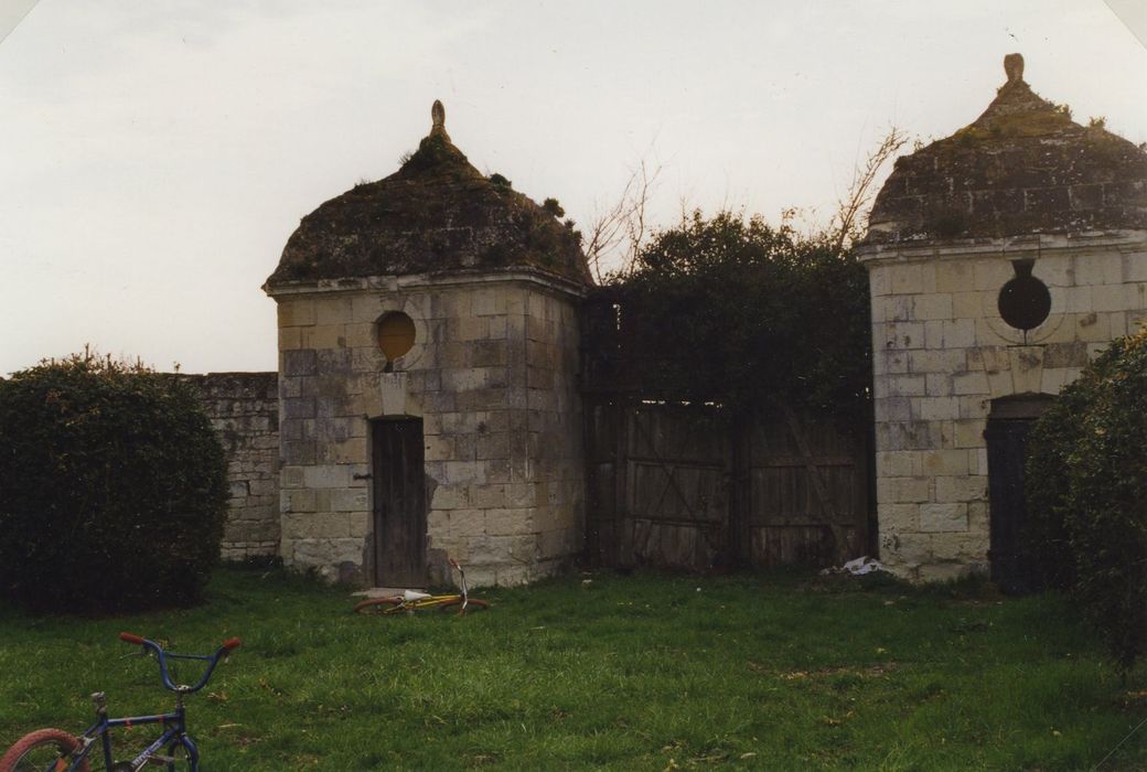 Domaine de Montpensier ou Coudray-Montpensier : Pavillons encadrant l’entrée ouest, vue générale