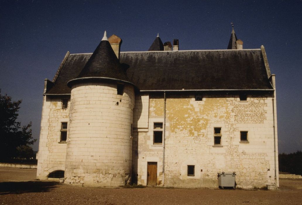 Domaine de Montpensier ou Coudray-Montpensier : Maison dite « ancienne boulangerie », façade sud, vue générale