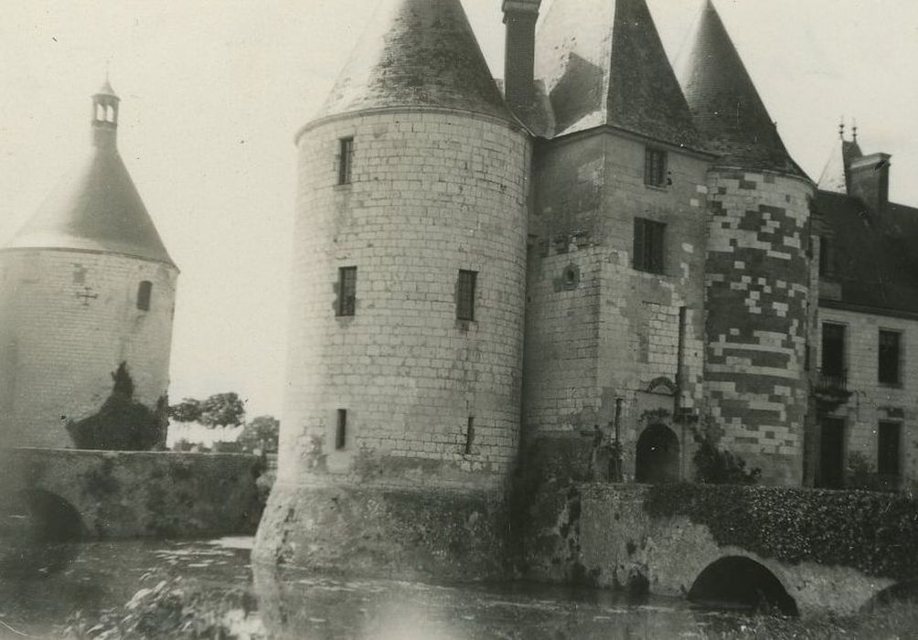 Château de la Motte-Sonzay : Aile est, porterie, élévation est, vue générale