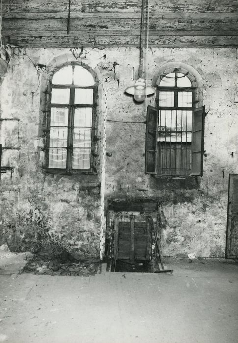 Ancienne chapelle du Petit-Saint-Martin, actuellement annexe de l'Ecole des Beaux-Arts de Tours : Rez-de-chaussée, détail de deux baies