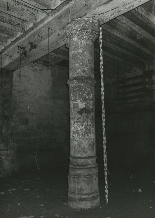 Ancienne chapelle du Petit-Saint-Martin, actuellement annexe de l'Ecole des Beaux-Arts de Tours : Rez-de-chaussée, détail d’une colonne