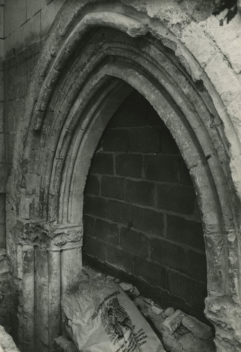 Ancienne chapelle Saint-Jean : Ancien portail latéral nord, vue partielle