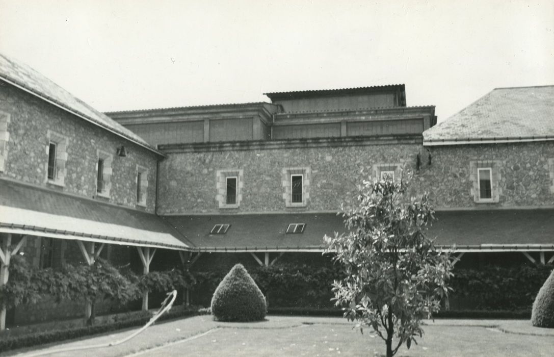 Ancien couvent des Capucins : Cloître, vue partielle