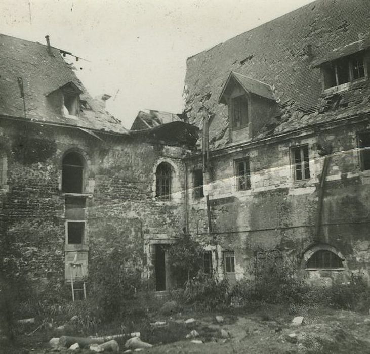 Ancienne abbaye de Saint-Julien : Bâtiments abbatiaux, vue partielle