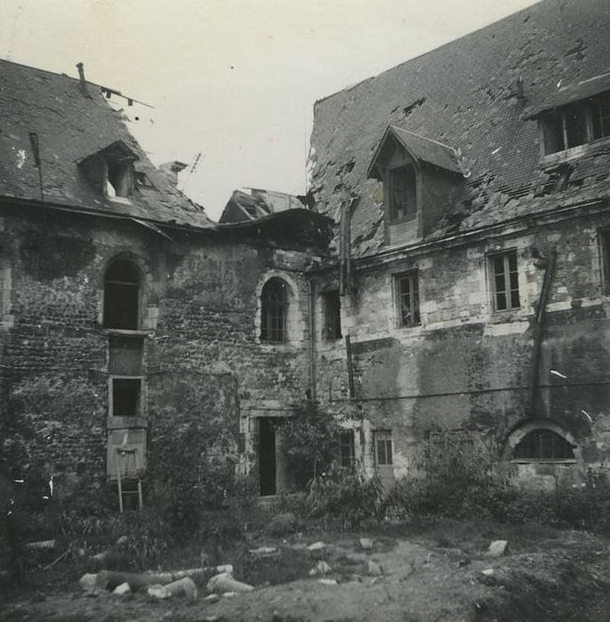 Ancienne abbaye de Saint-Julien : Bâtiments abbatiaux, vue partielle