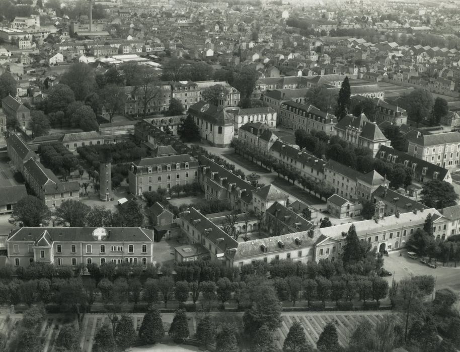 Centre Hospitalier Universitaire Régional, dit Centre Hospitalier Régional Bretonneau : Vue aérienne de l’ensemble des bâtiments depuis le Nord-Ouest