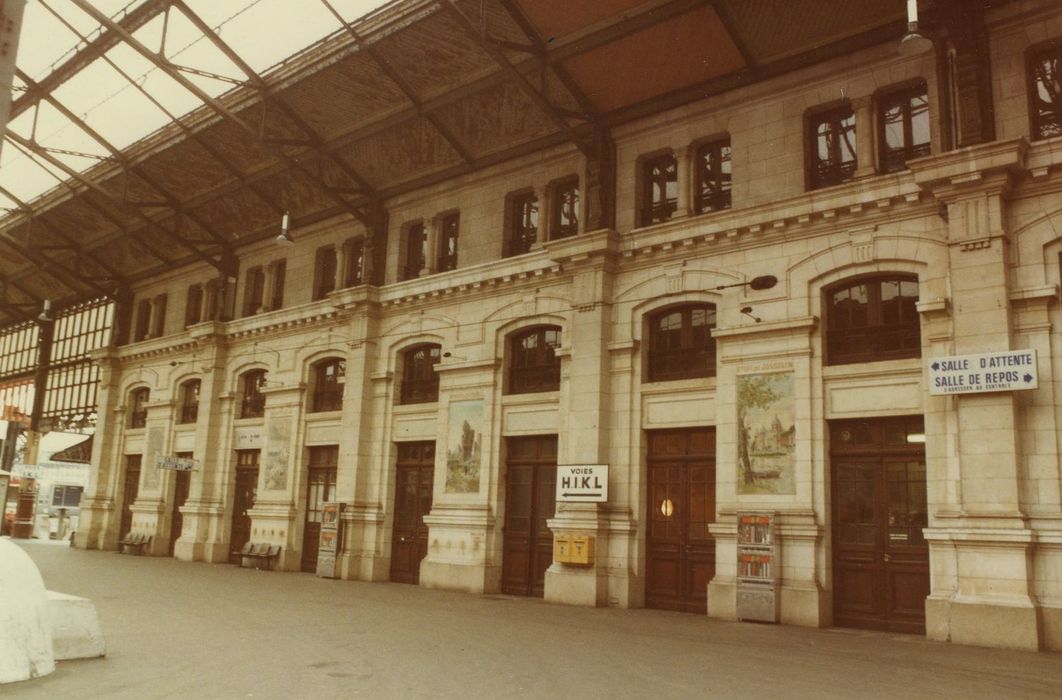 Gare : Façade sud-ouest, vue partielle