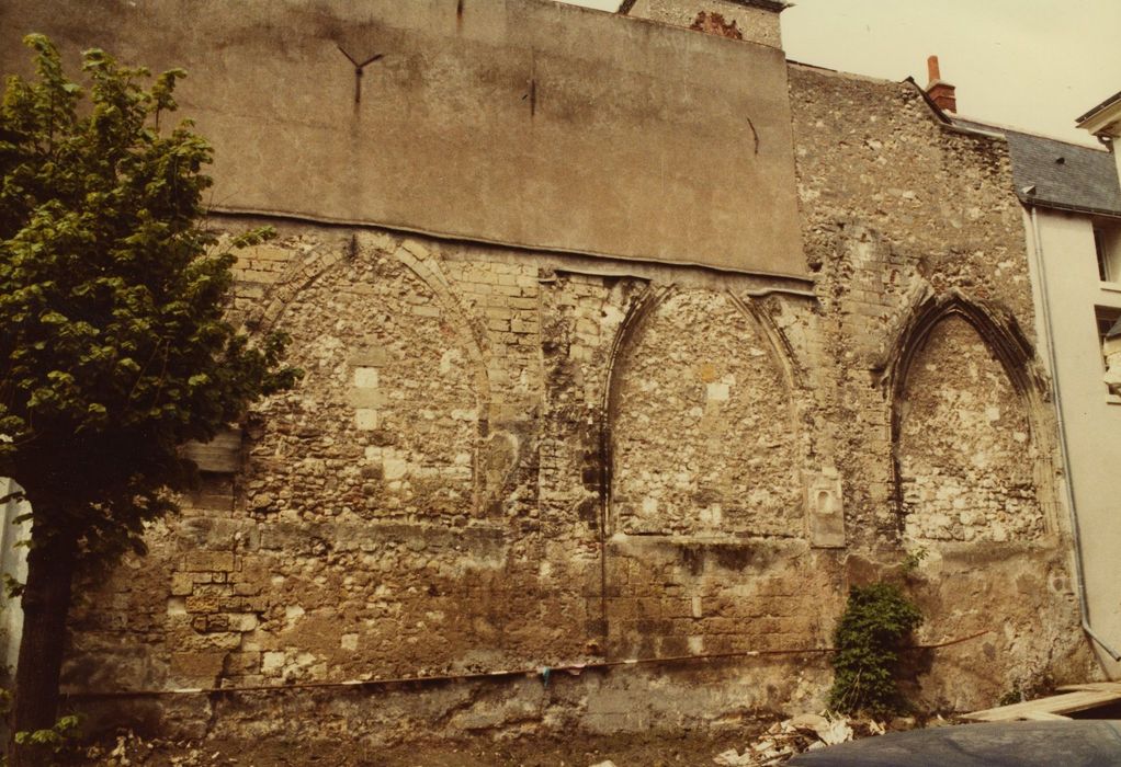 Ancienne abbaye de Saint-Martin : Mur fermant la cour du cloître, vue générale