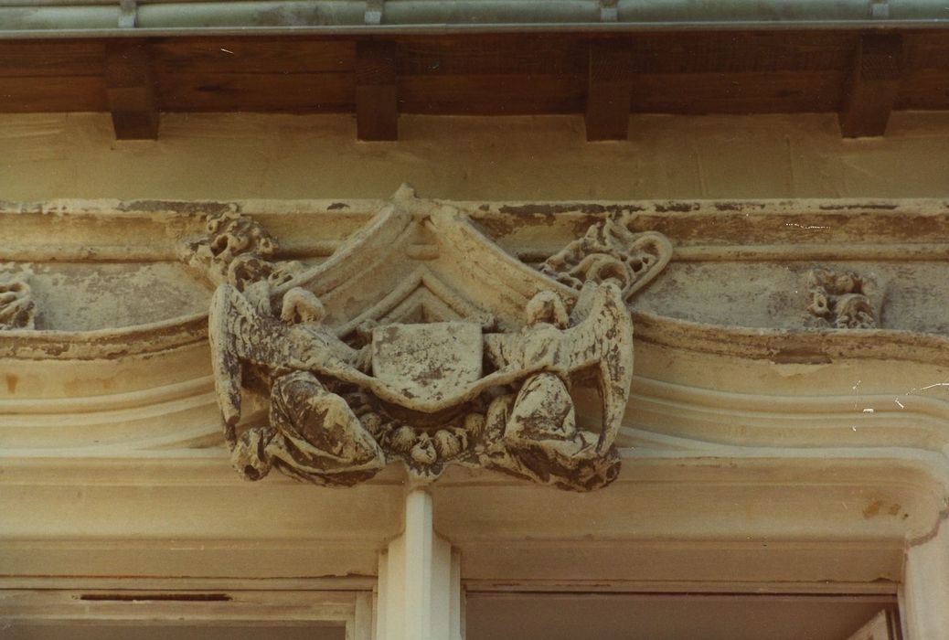 Ancienne abbaye de Saint-Martin : Détail décoratif d’une fenêtre à meneau