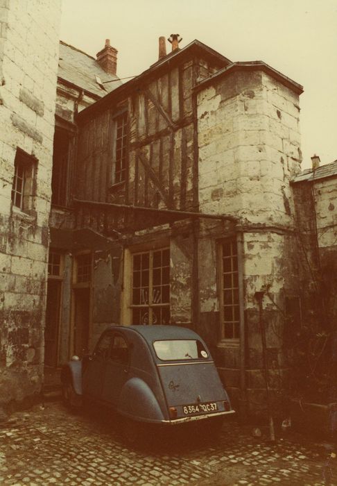 Maison située dans l'îlot Saint-Martin : Façade sur cour, vue partielle