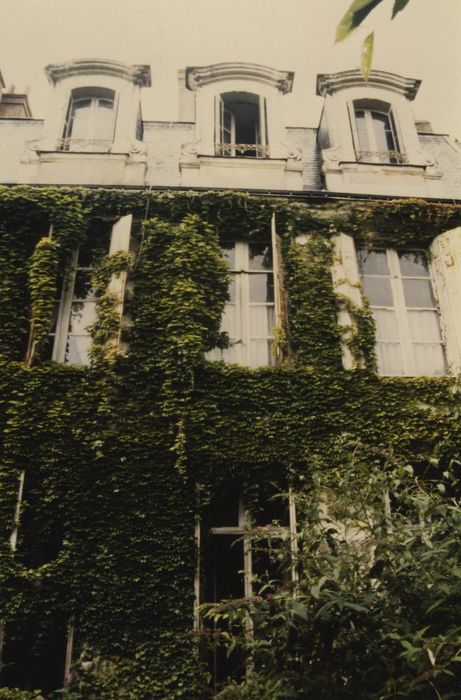 Hôtel Princé : Façade sur jardin, vue partielle