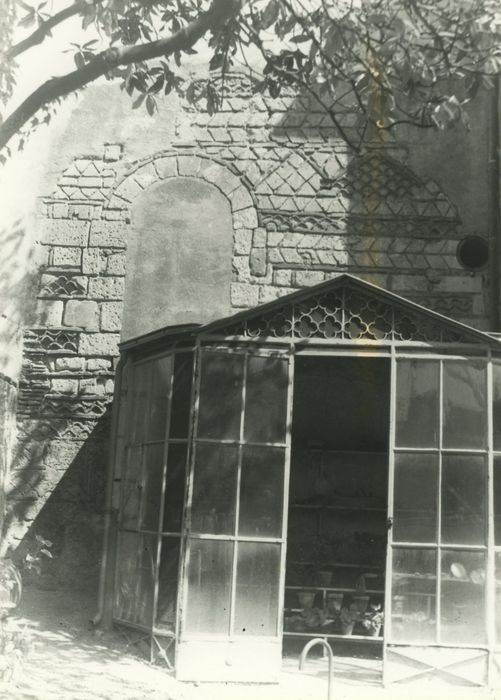 Hôtel Princé : Vue générale du pavement du mur délimitant le jardin