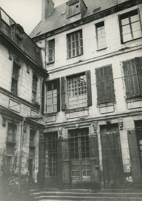 Hôtel Robin Quantin : Façades sur cour, vue partielle