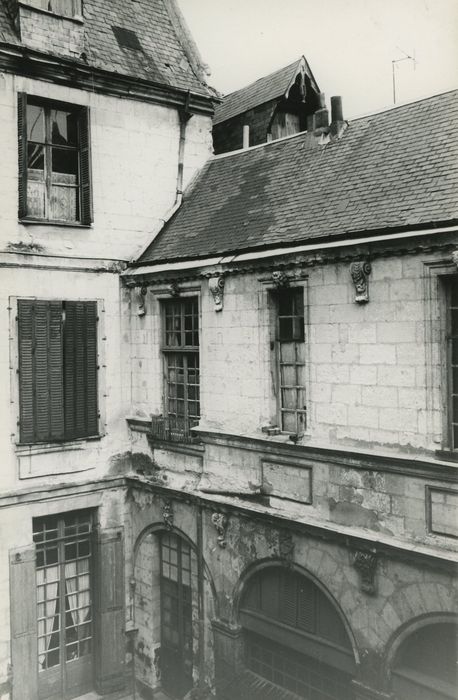 Hôtel Robin Quantin : Façades sur cour, vue partielle