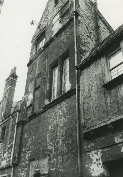 Maison : Façade sur rue, vue partielle